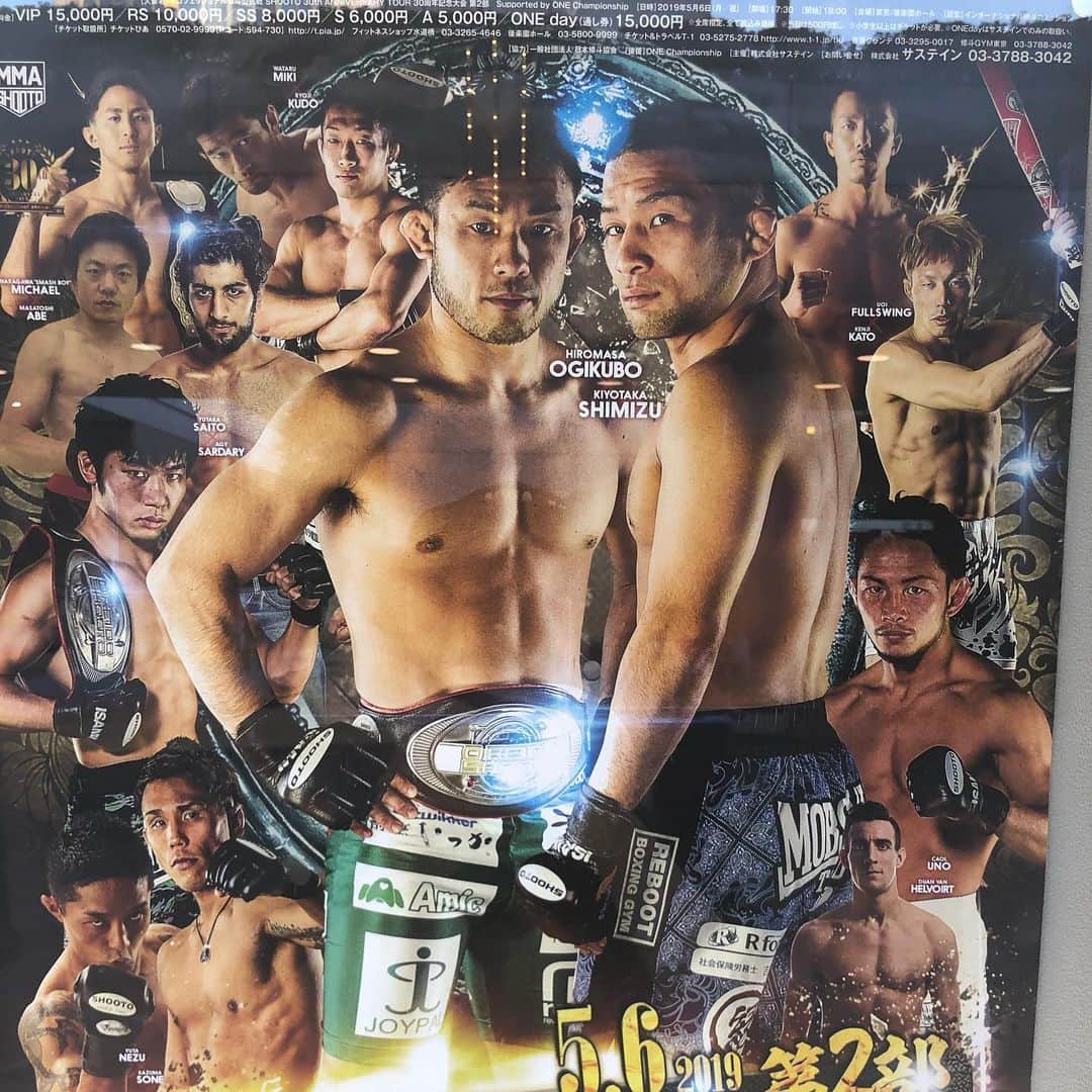 上中丈弥のインスタグラム：「悔しい。また立ち上がってくれたら応援するだけだ。  戦うファイターは、少なからず何かしらを背負ってる。だから白黒はっきりつくのは残酷にも感じる。  あんなに練習してるのにとか、あんなに苦労してるのにとか、上げればキリがない。 どちらかが喜び、どちらかが落胆する。 それでもそれでもそれでも、前に進むしかないと思う。まだまだ人生は続いていく。  青木先生の言葉を借りるなら「俺たちはファミリーだ」  そして僕の言葉をつけ加えるなら「俺たちはまだ旅の途中だ」  #修斗 #jmma #mma #清水清隆 #扇久保博正」