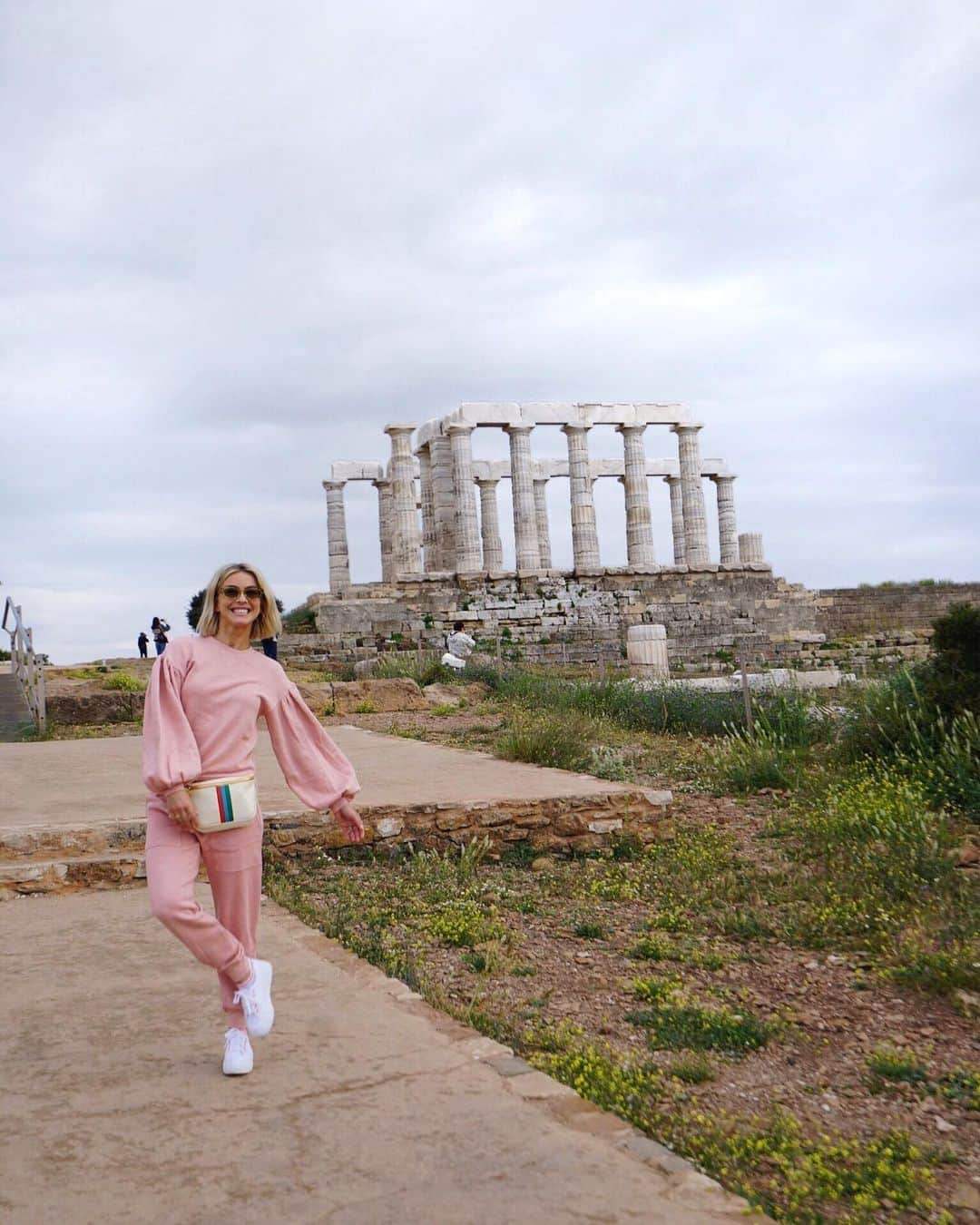 ジュリアン・ハフさんのインスタグラム写真 - (ジュリアン・ハフInstagram)「The temple of Poseidon! This is absolutely stunning in every sense. Visually of course but energetically it was super expansive and light! This was Magic ✨💫」5月7日 3時17分 - juleshough