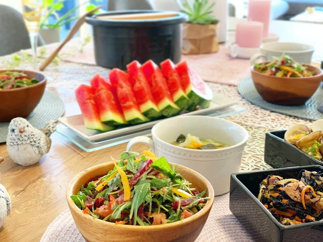 原口るりこさんのインスタグラム写真 - (原口るりこInstagram)「. . 【menu】 🌿鯛ごはん 🌿ひじきと鶏肉の煮物 🌿あさりとキャベツの酒蒸し 🌿栄養たっぷり7品目サラダ 🌿8品目野菜スープ 🌿すいか🍉 . . #ドイツ生活 #germanylife  #japanesefood  #おうちごはん . ドイツは夕飯の時間になっても 明るい季節になりました☺️🌿✨ これからどんどん 晴れる日も増え 日も長くなり、 美しい季節になります☺️🌿✨ . #美しい季節 #germany #ハノーファー #ドイツの長い冬が終わると #本当に美しい季節が始まる」5月7日 3時17分 - ruriko_haraguchi24