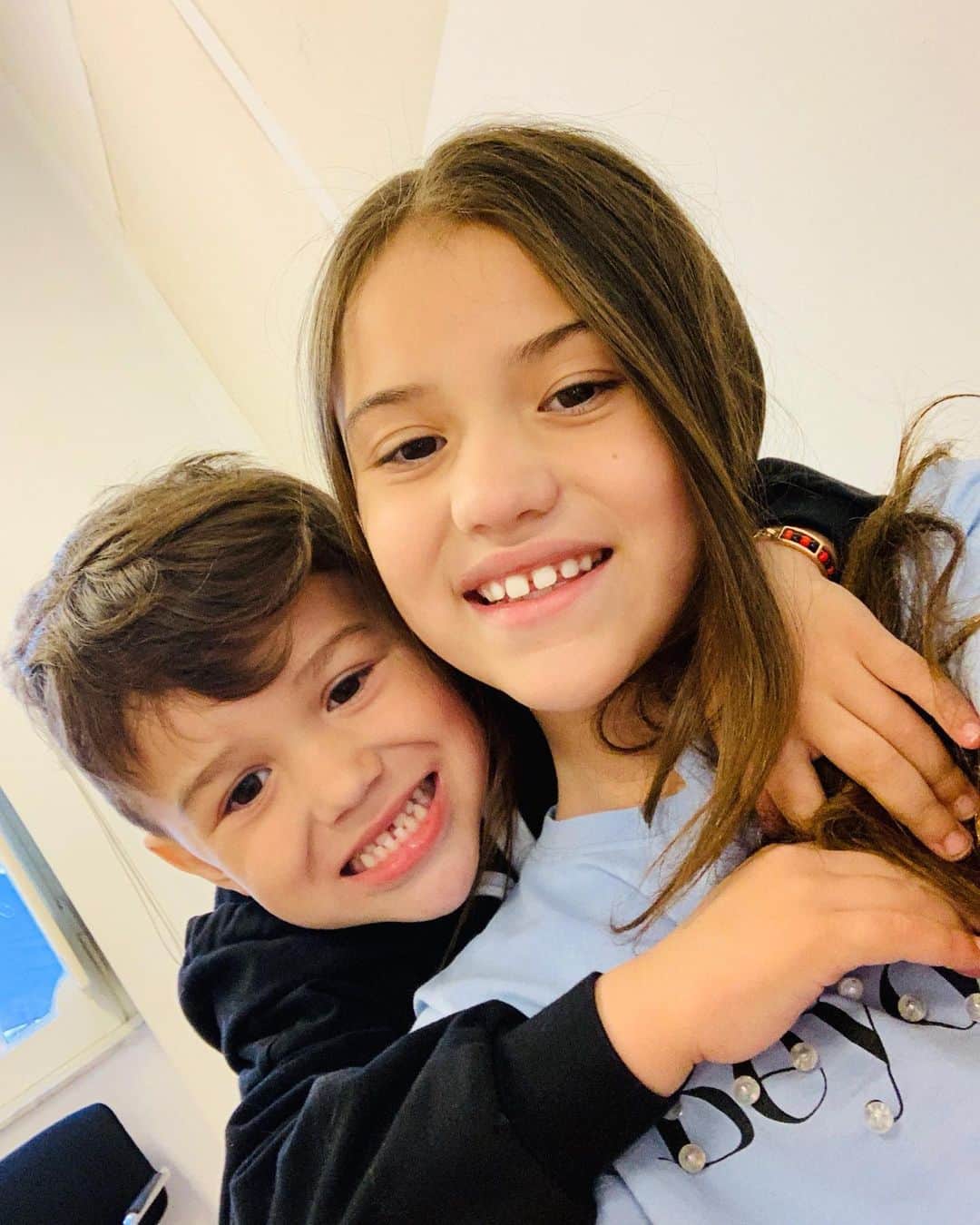 ジェシカ・スターリングのインスタグラム：「Lo que me encuentro luego de prestarles mi celular 📸😍 LOS AMO #tothemoonandback」