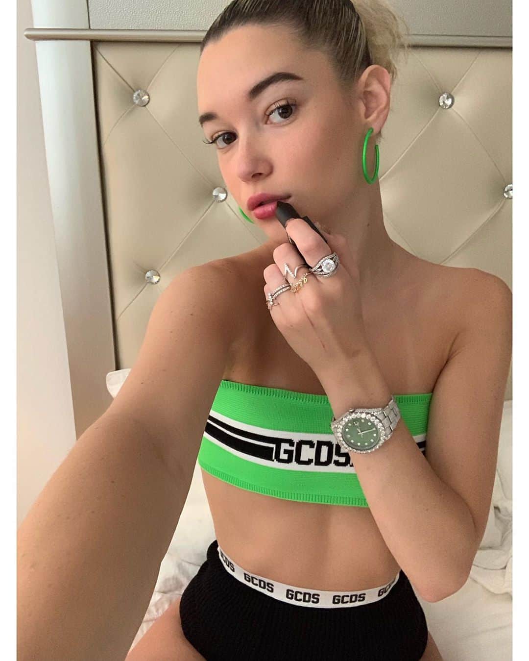 サラ・スナイダーのインスタグラム：「@gcdswear new lipstick 💄」
