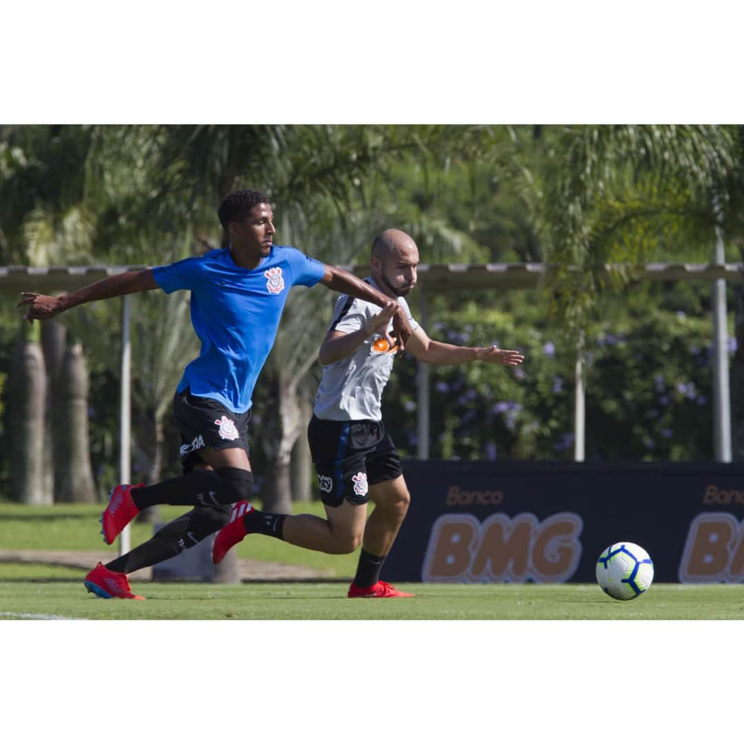 コリンチャンスさんのインスタグラム写真 - (コリンチャンスInstagram)「Hoje pela manhã, o Corinthians realizou jogo-treino contra a equipe Sub-23 alvinegra. Com gols de @RegisSalmazzo e @J_Santtos99, o Coringão venceu por 2 a 0, em confronto realizado no CT Dr. Joaquim Grava. Confira em fotos como foi o duelo!⠀ ⠀ 📸 Daniel Augusto Jr/Agência Corinthians ⠀ ⠀ #VaiCorinthians #Corinthianismo #FielAtéoFim #MeuBMG #NãoÉSóPatrocínio #TimeDoPovo #Corinthians #Timão #CorinthiansTV #FielTorcedor #AFielÉFoda #UmSoCorinthians #NikeFutebol #Joli #EstrellaGalicia #UniversidadeBrasilOficial #ÉPositivo #CorinthiansÉPositivo #LoucoPotyCorinthians #PostosALE #ALEnoTimão #TODOSportiCorinthians #CartãodeTODOSCorinthians #TODOSpeloTimão⠀」5月7日 3時25分 - corinthians