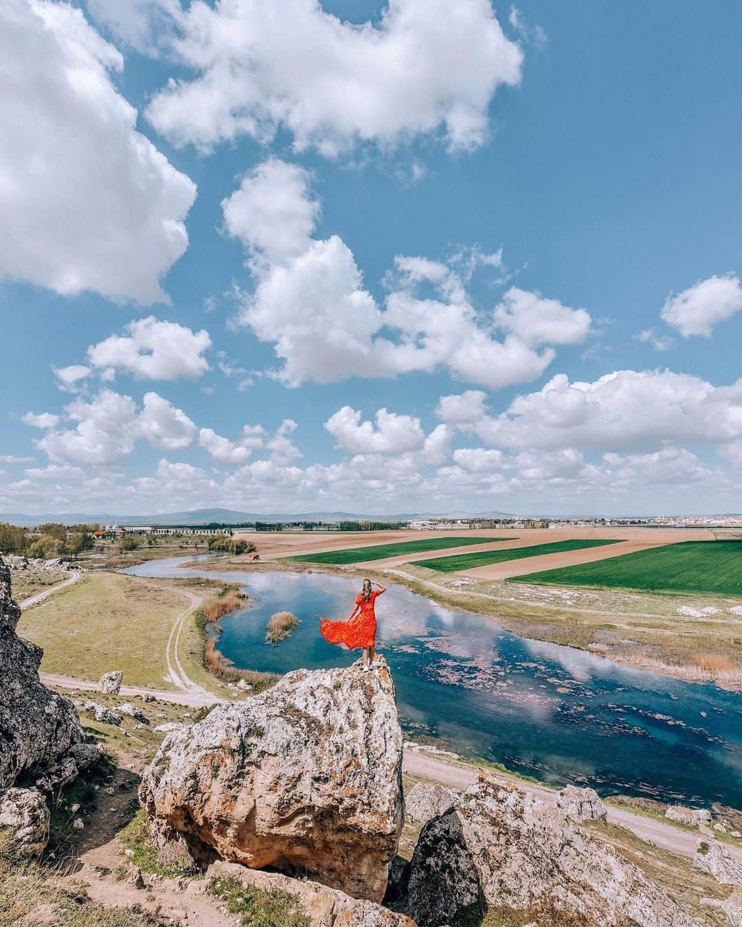 Izkizのインスタグラム：「Enjoying the view of Çifteler, a town and district of Eskişehir Province in the Central Anatolia region of Turkey 💃🏼 Starting in Çifteler, the Sakarya River is the third longest river in Turkey and runs through what in ancient times was known as Phrygia 💙 #VisitCifteler #Eskişehir #Sakaryabaşı #GoldenTouch」