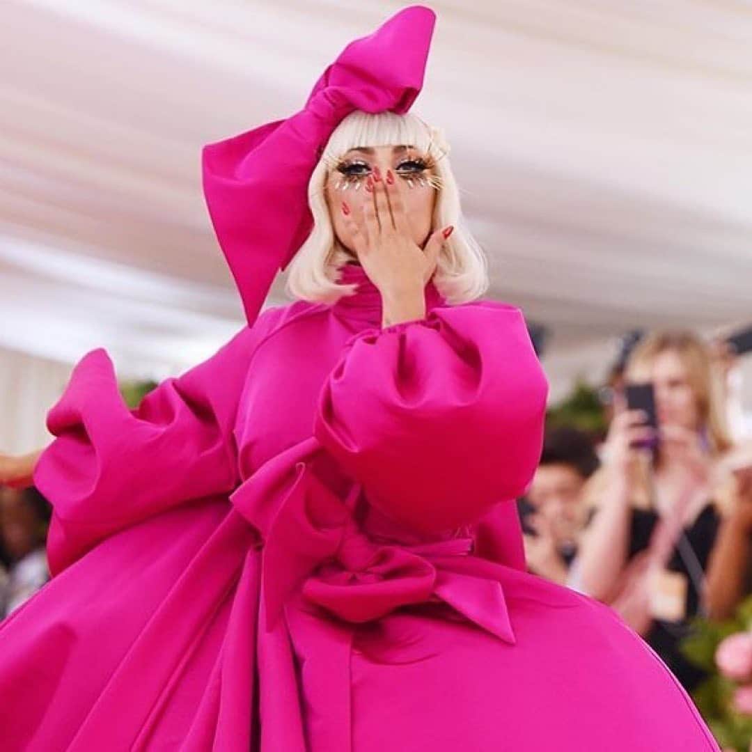 V Magazineさんのインスタグラム写真 - (V MagazineInstagram)「Just one of coverhuman @ladygaga’s FOUR Red Carpet looks  by @brandonmaxwell in 15 minutes ✨」5月7日 9時04分 - vmagazine