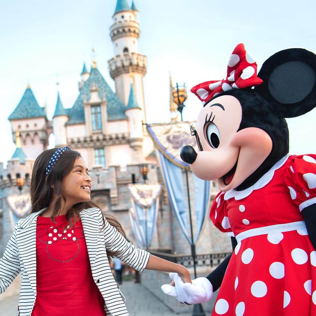 ディズニーランドさんのインスタグラム写真 - (ディズニーランドInstagram)「Ready to start your June bucket list? First, snap a pic in front of the newly re-imagined Sleeping Beauty Castle. We can't wait to see it! #Disneyland」5月7日 9時04分 - disneyland