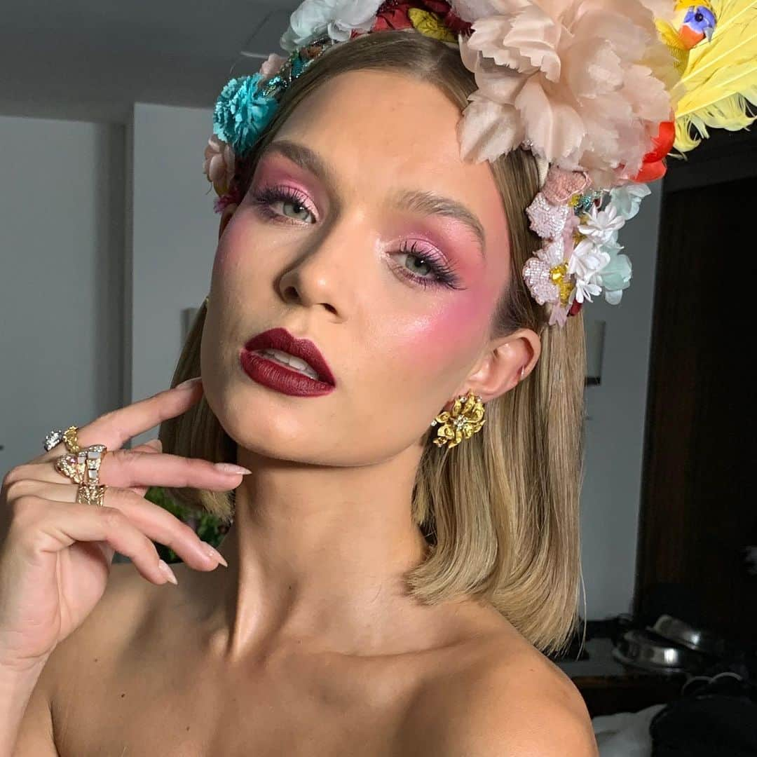 Maybelline New Yorkさんのインスタグラム写真 - (Maybelline New YorkInstagram)「Our girl, @josephineskriver came to slayyy the #metgala! She’s wearing #superstayfoundation, #fitme blush in ‘berry’, #masterchrome in ‘molton rose gold, and #cityminis in ‘blushed avenue’. As for that 🔥 lip, it’s coming very soon! 👀 Makeup by @graceleebeauty #metcamp #mnyitlook」5月7日 9時04分 - maybelline