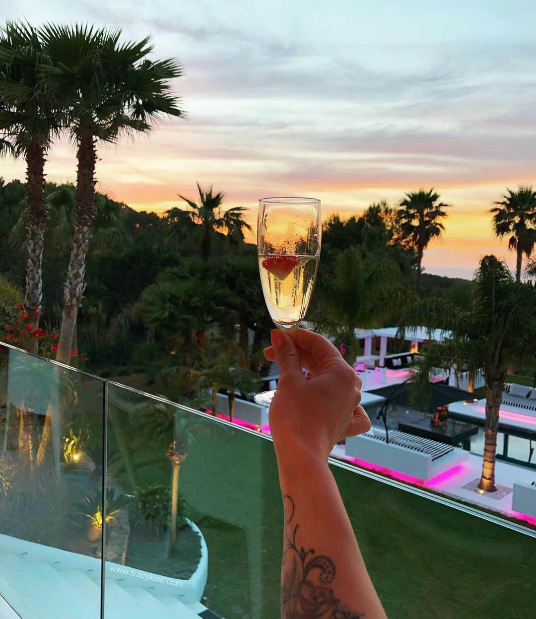 トレーシー・キスさんのインスタグラム写真 - (トレーシー・キスInstagram)「Sunset in Ibiza, it feels so good for the soul my darlings - cheers 🥂 ------------------------ #baddiehouse #livingmybestlife #ibiza #partytime #tracykiss #girlswithmuscles #bodygoals #femaleempowerment #muscles #booty #tattoo #healthy #bodytransformation #inspiration #wcw #motivation #ootd #fashion #weightloss #fitness #weightlossjourney #girlpower #thick #ootn #lotd #veganism #girl #gym #bodybuilding #vegan」5月7日 3時39分 - tracykissdotcom