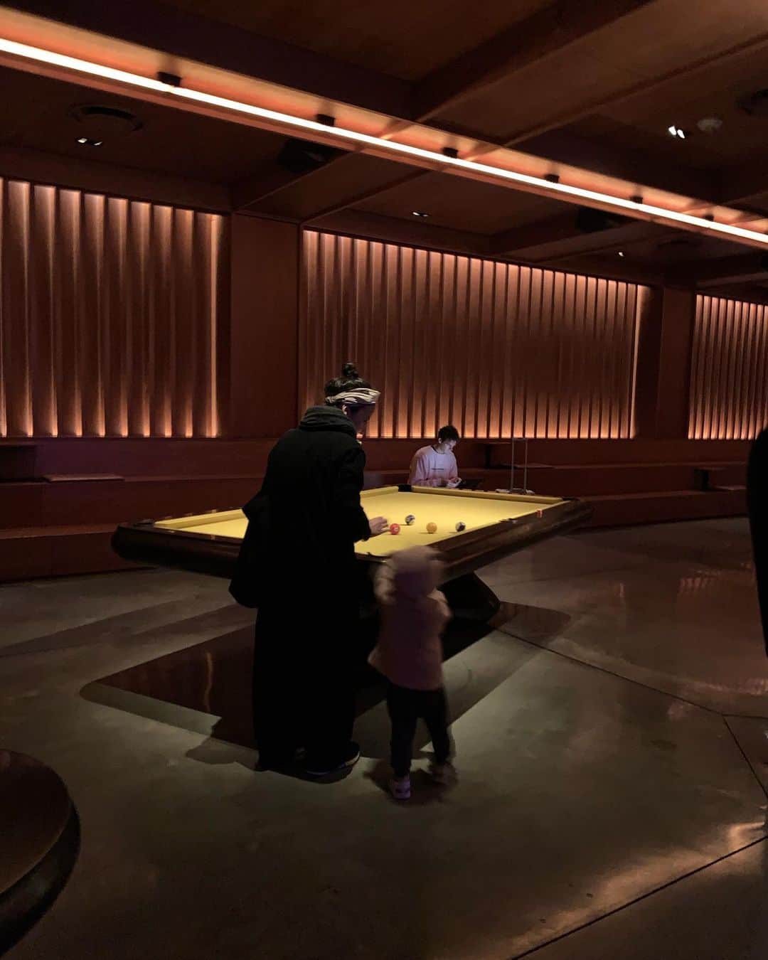 川上俊さんのインスタグラム写真 - (川上俊Instagram)「Public hotel NYC, an Ian Schrager hotel // Lobby (Midnight) // designed by Herzog & de Meuron ー ビリヤードのボールを転がすことにハマるの3歳児。NYにいても東京時間のリズムで滞在中。」5月7日 3時50分 - shunkawakami