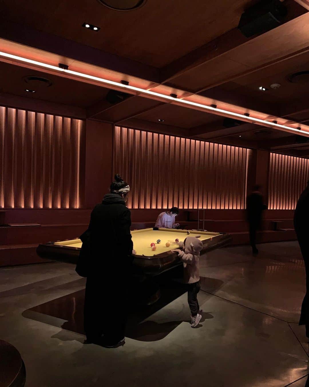 川上俊のインスタグラム：「Public hotel NYC, an Ian Schrager hotel // Lobby (Midnight) // designed by Herzog & de Meuron ー ビリヤードのボールを転がすことにハマるの3歳児。NYにいても東京時間のリズムで滞在中。」