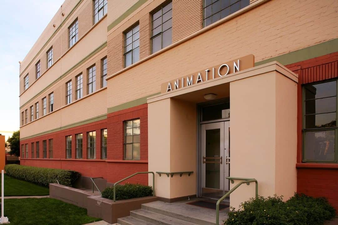 Disneyさんのインスタグラム写真 - (DisneyInstagram)「Draw your attention to this piece of art history! ✏️ The Animation Building on The Walt Disney Studios lot was built between 1939 and 1940. This three-story structure was specially designed so that artists could work in natural light. #LotsOfMagic」5月7日 4時00分 - disney