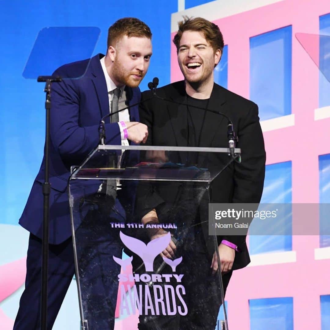 シェーン・ドーソンのインスタグラム：「I never go to award shows because I have anxiety and I also feel weird about getting attention or praise. I just like hiding in my house and making videos so going to something like this was very scary for me but it ended up being a night I will never forget. Seeing Ryland win his first award was one of the best moments of my life. :,) Seeing Morgan on stage getting so many laughs from the crowd made me feel like the most proud brother in the world. She’s come so far in such a short amount of time and I am so proud of her. Then winning an award  with my other creative half Andrew and having Kathy Griffin announce it was such a full a circle moment. I’m so grateful for everyone in my life and for everyone who has been so supportive over the years. Thank you for being there for me and for accepting me even though i’m an anxious, sensitive, and all around weird guy. I can’t wait to keep making stuff and posting it on the internet for you guys to watch and talk about with your friends. Love you. :,) ❤️」