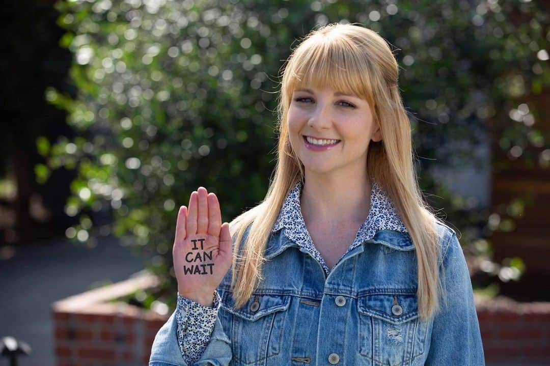 メリッサ・ラウシュのインスタグラム：「I took the #ItCanWait pledge to drive distraction free ~ will you join me? It may be ridiculous to drive with this huge clunker of a phone, but it's equally ridiculous to look at ANY phone when you're behind the wheel...in fact, it can be deadly. So, take the pledge with me at bit.ly/ATT_IGCar1_MR #ad Link in bio! @att」