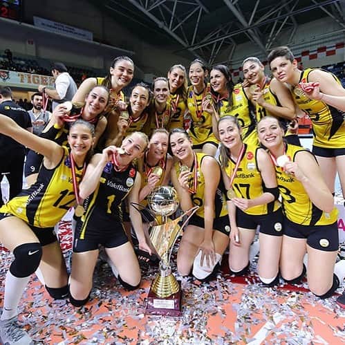 USA Volleyballさんのインスタグラム写真 - (USA VolleyballInstagram)「Kelsey Robinson earned yet another gold medal, helping VakifBank to the Turkish League title. Get the latest @usavwnt news, including which @teamusa player got married this past weekend, in the current weekly update on www.usavolleyball.org.」5月7日 4時11分 - usavolleyball