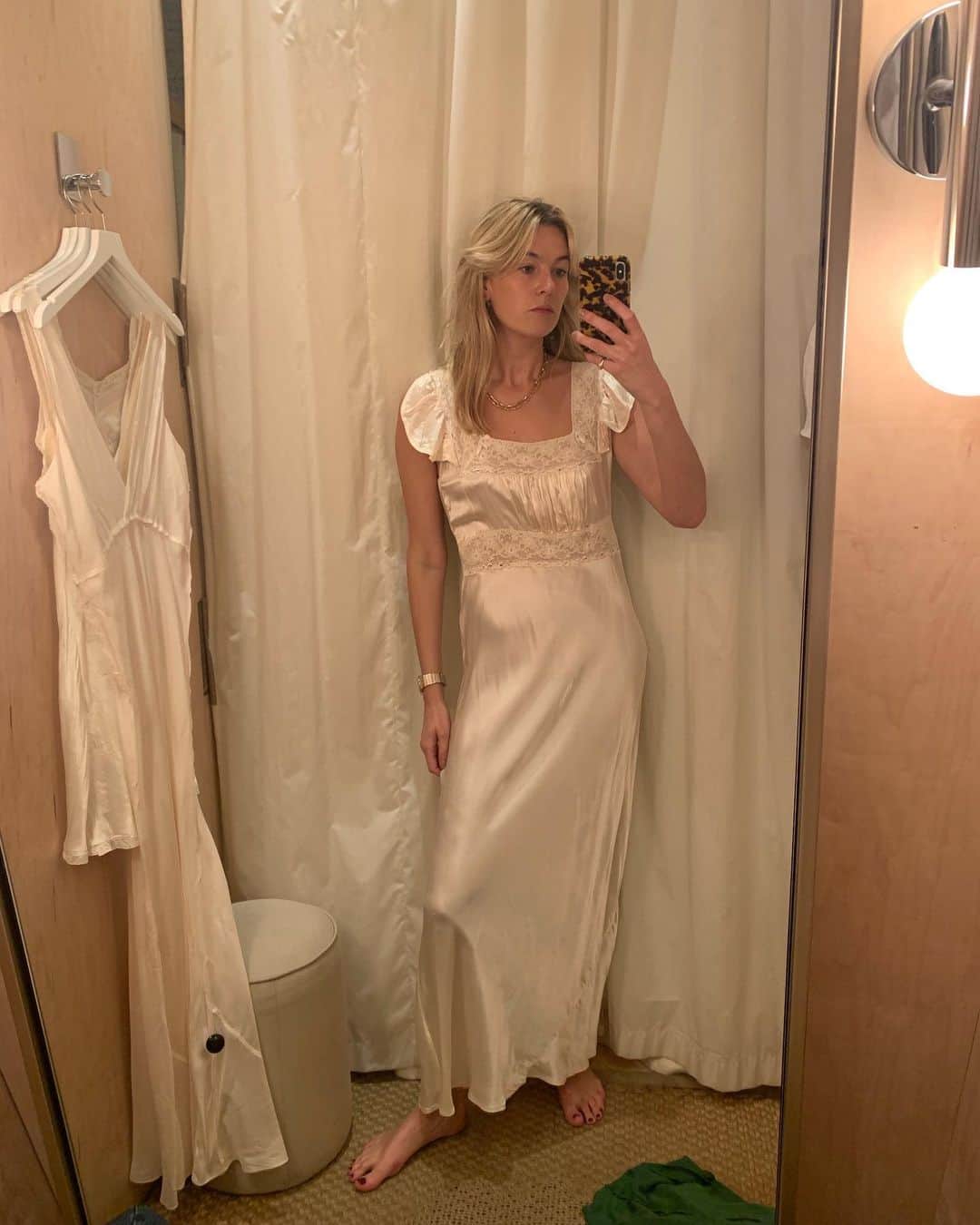 Camille Charriereさんのインスタグラム写真 - (Camille CharriereInstagram)「Been in the mood to shop ALOT on this trip (i always catch the spending bug in NYC) so trying to stick to vintage as much as poss. Silk selection at @reformation is 🕊👌🏼. Anywhere else I should go?」5月7日 4時22分 - camillecharriere