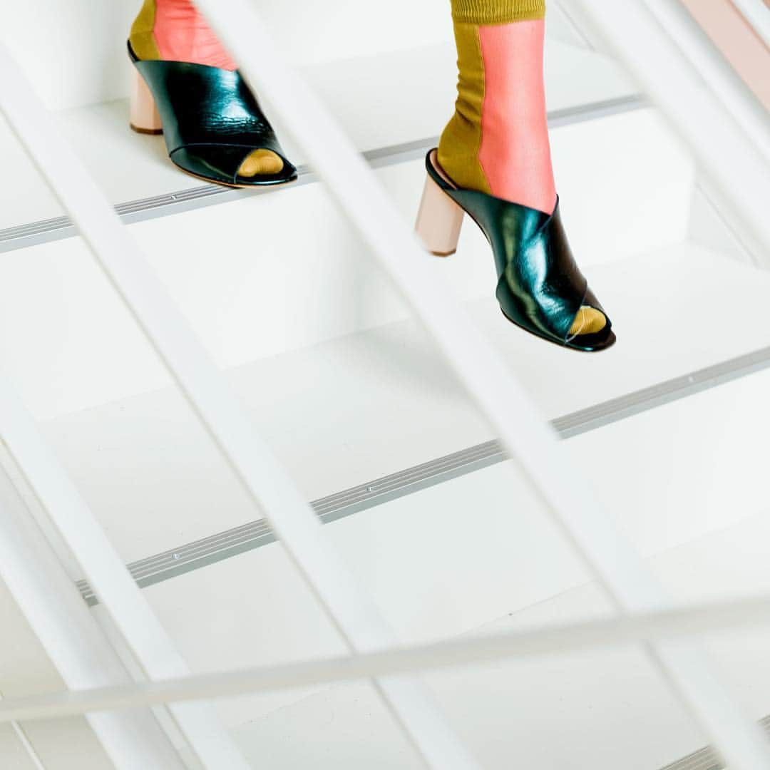 アリジさんのインスタグラム写真 - (アリジInstagram)「Green metallic sandals with geometric heels from Ss19 Collection 🌿 Available now in boutique or online, on alysi.it ✌🏻 . . #alysi #shoesselection #shoes #ss19 #springtime #metallic #leather #green #geometricheels #sandals #madeinalysi」5月7日 4時29分 - alysiofficial