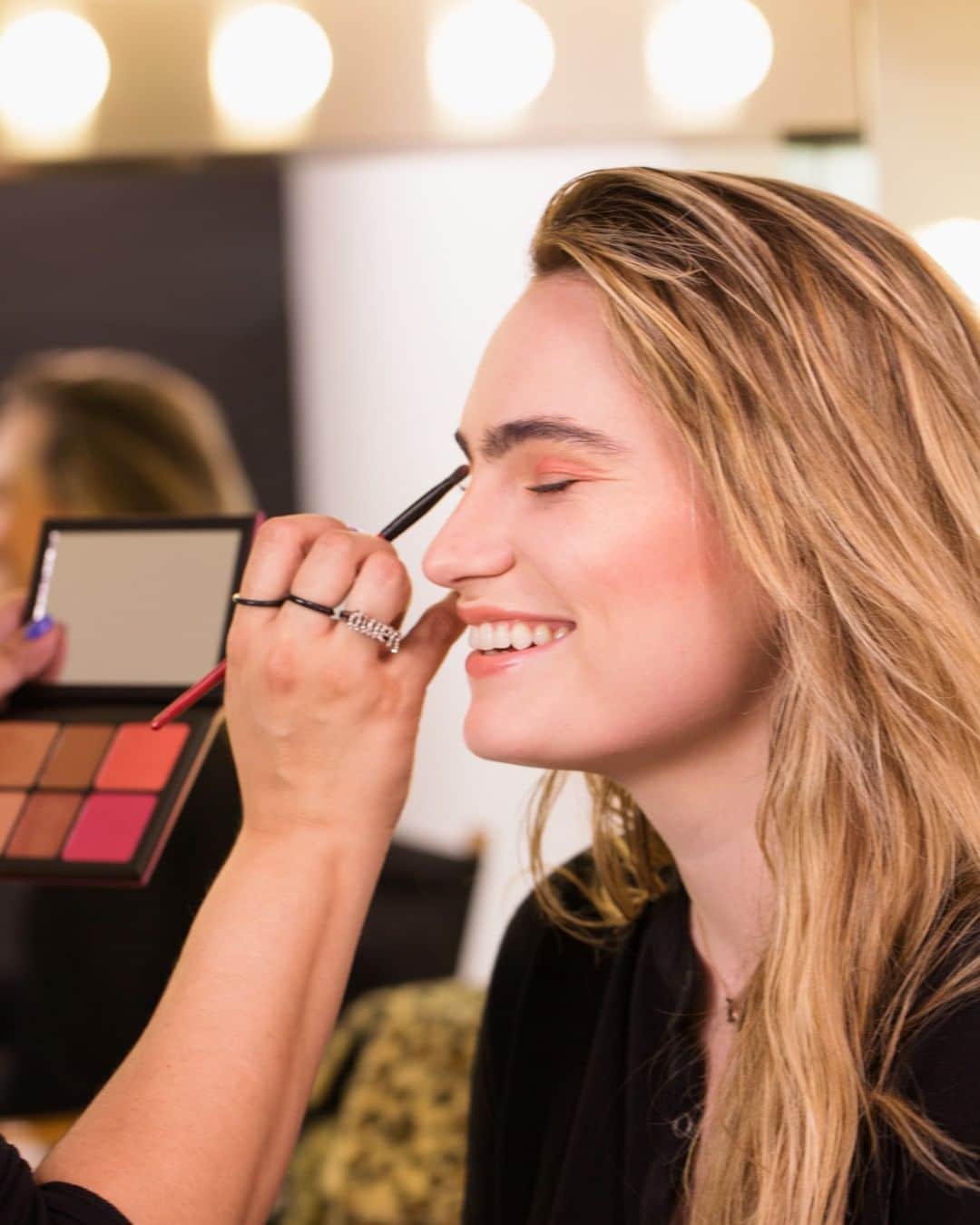 Smashboxのインスタグラム：「Our Cali Kissed Highlight + Blush Palette warms up @kathryngallagher's look with a perfectly rosy glow every time. 🌟」
