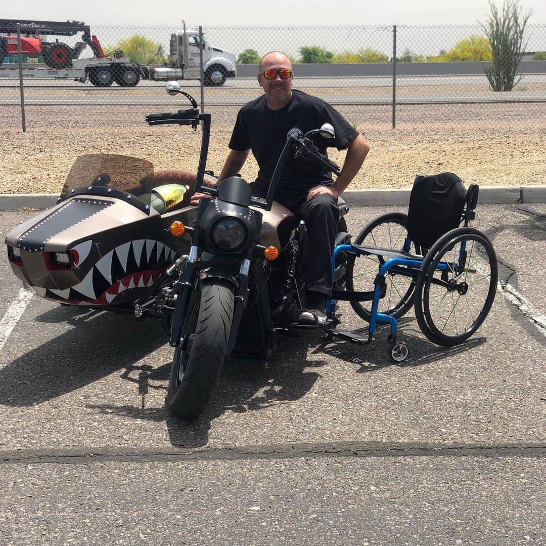 ケアリー・ハートさんのインスタグラム写真 - (ケアリー・ハートInstagram)「Saw this awesome @indianmotorcycle scout side car set up for a rider who is paralyzed. His wheel chair mounts on top of the side car!!!! Love seeing people who stay positive and over come obstacles.」5月7日 4時34分 - hartluck