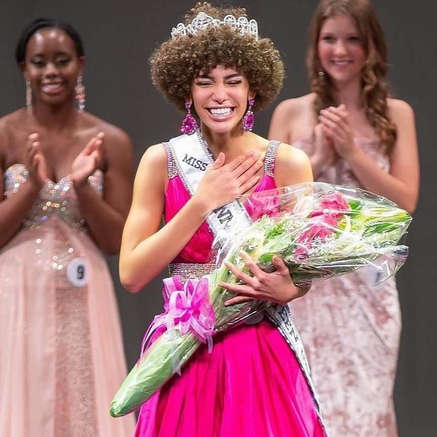 ELLE Magazineさんのインスタグラム写真 - (ELLE MagazineInstagram)「“For the first time in a long time the crown has been placed in natural hair," explains Kaliegh Garris' Miss Teen USA, who recently won the title while wearing her natural hair. "It's something that people don't usually see on a regular basis or in these major pageant competitions.” Click the link in bio to see how Garris' Miss Teen USA win is a win for black women everywhere. #Regram @kalieghgarris 👑」5月7日 4時44分 - elleusa