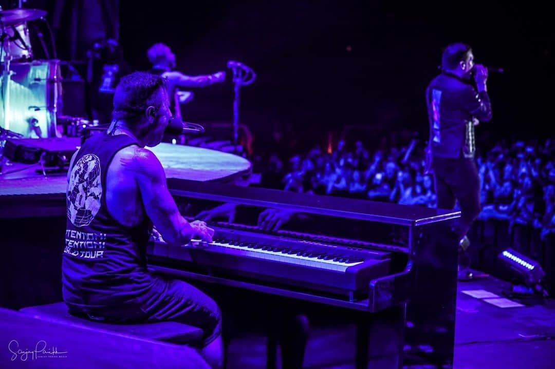 Shinedownさんのインスタグラム写真 - (ShinedownInstagram)「Looking forward to kicking off our  first show on our #EveningWithShinedown tour with you tonight, Nawlins!! Atlanta tomorrow... Let’s rock n roll y’all🤘 . . 📷 @sanjayparikhphoto #shinedown #attnattnworldtour #nola #thefillmorenola」5月7日 4時44分 - shinedown