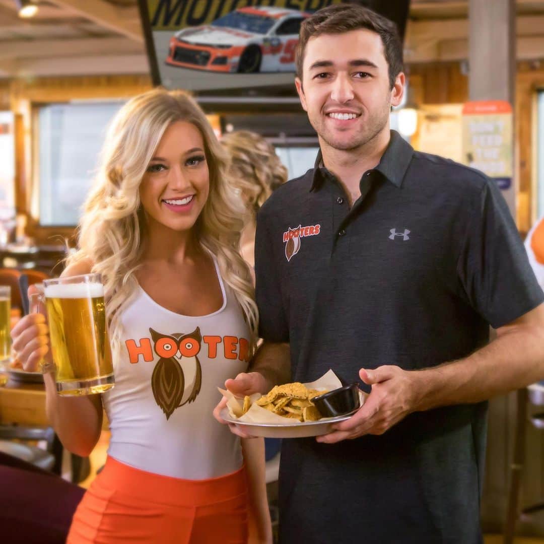 Hootersさんのインスタグラム写真 - (HootersInstagram)「Top 5 finish for @chaseelliott9 at the @MonsterMile = FREE fried pickles with drink purchase tomorrow!! #Dover50 #di9」5月7日 4時45分 - hooters