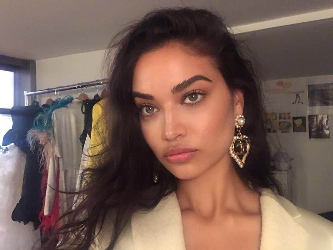 シャニーナ・シャイクのインスタグラム：「Beauty look from my shoot yesterday 🖤 @tobimakeup」