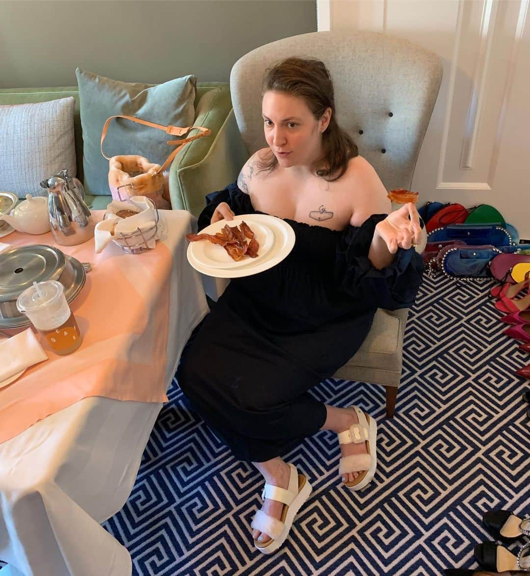 レナ・ダナムさんのインスタグラム写真 - (レナ・ダナムInstagram)「Enjoying a balanced breakfast #metgala2019 #modeldiet」5月7日 5時02分 - lenadunham