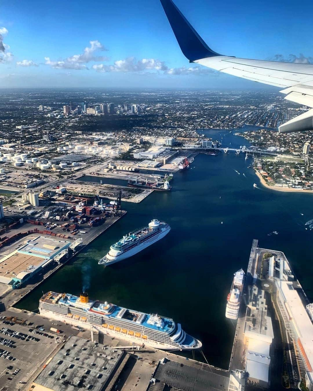 デルタ航空さんのインスタグラム写真 - (デルタ航空Instagram)「Who says you can't enjoy the water from the air? ⠀⠀⠀⠀⠀⠀⠀⠀⠀ Fly directly to #FLL from 9 cities including #LGA, #RDU, #DTW and #SLC. ⠀⠀⠀⠀⠀⠀⠀⠀⠀ Photo: @bpowerful24」5月7日 4時55分 - delta