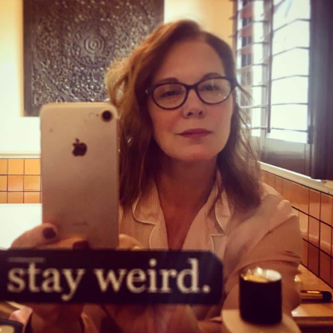 エリザベス・パーキンスさんのインスタグラム写真 - (エリザベス・パーキンスInstagram)「Stay weird. #mondaymotivation ✌️✌️✌️🎩♥️」5月7日 5時10分 - elizabethperkins