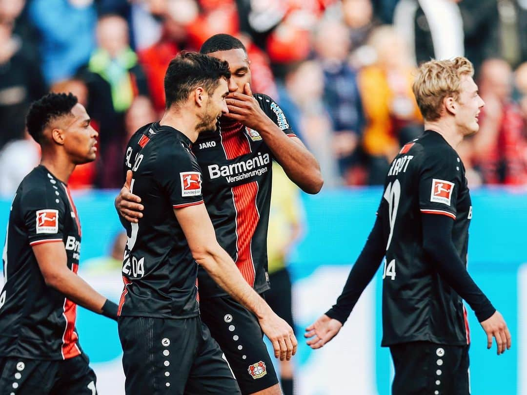 バイエル・レバークーゼンさんのインスタグラム写真 - (バイエル・レバークーゼンInstagram)「👂 What did @jonathantah_ whisper to @lucasalario during #B04SGE? 😁 #Bundesliga #Bayer04 #Werkself」5月7日 5時13分 - bayer04fussball