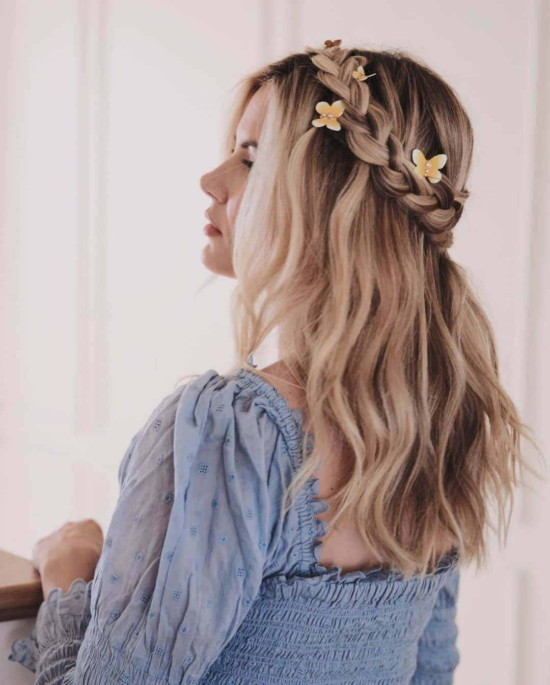 Amber Fillerup Clarkさんのインスタグラム写真 - (Amber Fillerup ClarkInstagram)「The return of butterfly clips 🦋 I never thought this day would come 😆 who remembers the clips with springs on the sides that made the wings bounce?!」5月7日 5時20分 - amberfillerup