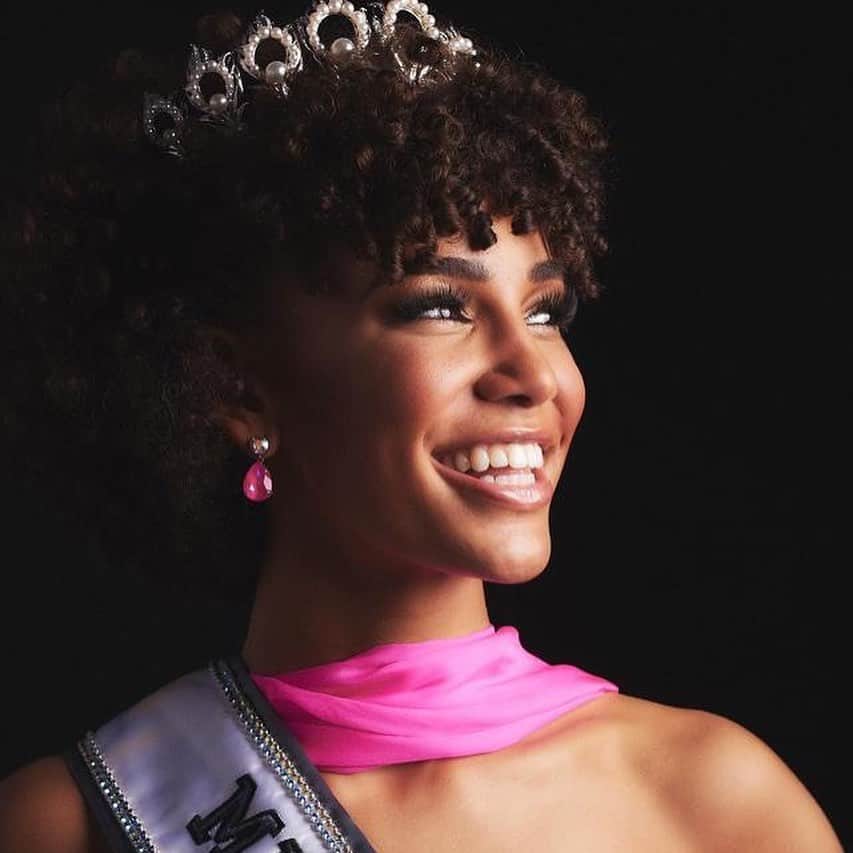 Nia Sioux Frazierさんのインスタグラム写真 - (Nia Sioux FrazierInstagram)「Today’s #RoleModelMonday is the new Miss Teen USA 2019, @kalieghgarris. Kaliegh made waves when she was crowned for rocking her natural textured hair! “When I was younger, I competed with extensions in my hair a lot- that’s how I usually styled my hair, but over time I just got more heat damage and my hair just kept getting shorter and shorter because it kept burning off,” she explained. As someone who has dealt with the exact same struggles, it is so refreshing to see someone represent the crown, while wearing their natural crown! Thank you for showing us girls with textured hair that is ok to be our natural selfs.」5月7日 5時17分 - niasioux