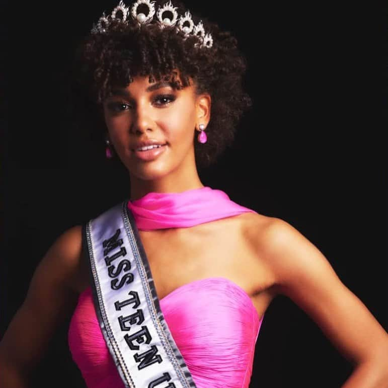 Nia Sioux Frazierさんのインスタグラム写真 - (Nia Sioux FrazierInstagram)「Today’s #RoleModelMonday is the new Miss Teen USA 2019, @kalieghgarris. Kaliegh made waves when she was crowned for rocking her natural textured hair! “When I was younger, I competed with extensions in my hair a lot- that’s how I usually styled my hair, but over time I just got more heat damage and my hair just kept getting shorter and shorter because it kept burning off,” she explained. As someone who has dealt with the exact same struggles, it is so refreshing to see someone represent the crown, while wearing their natural crown! Thank you for showing us girls with textured hair that is ok to be our natural selfs.」5月7日 5時17分 - niasioux