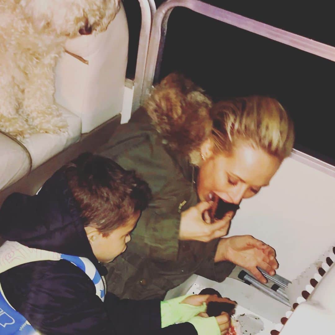 ジョシー・ビセットのインスタグラム：「YUMMY! Diving into @trophycupcakes with my #partnerincrime 💕 and fav LittleLenny @trophyceo @rayne_yoga @jojotastic Thanks for the boat ride! We will need another one soon as the night ended before we heard Jennifers’s “story”!」