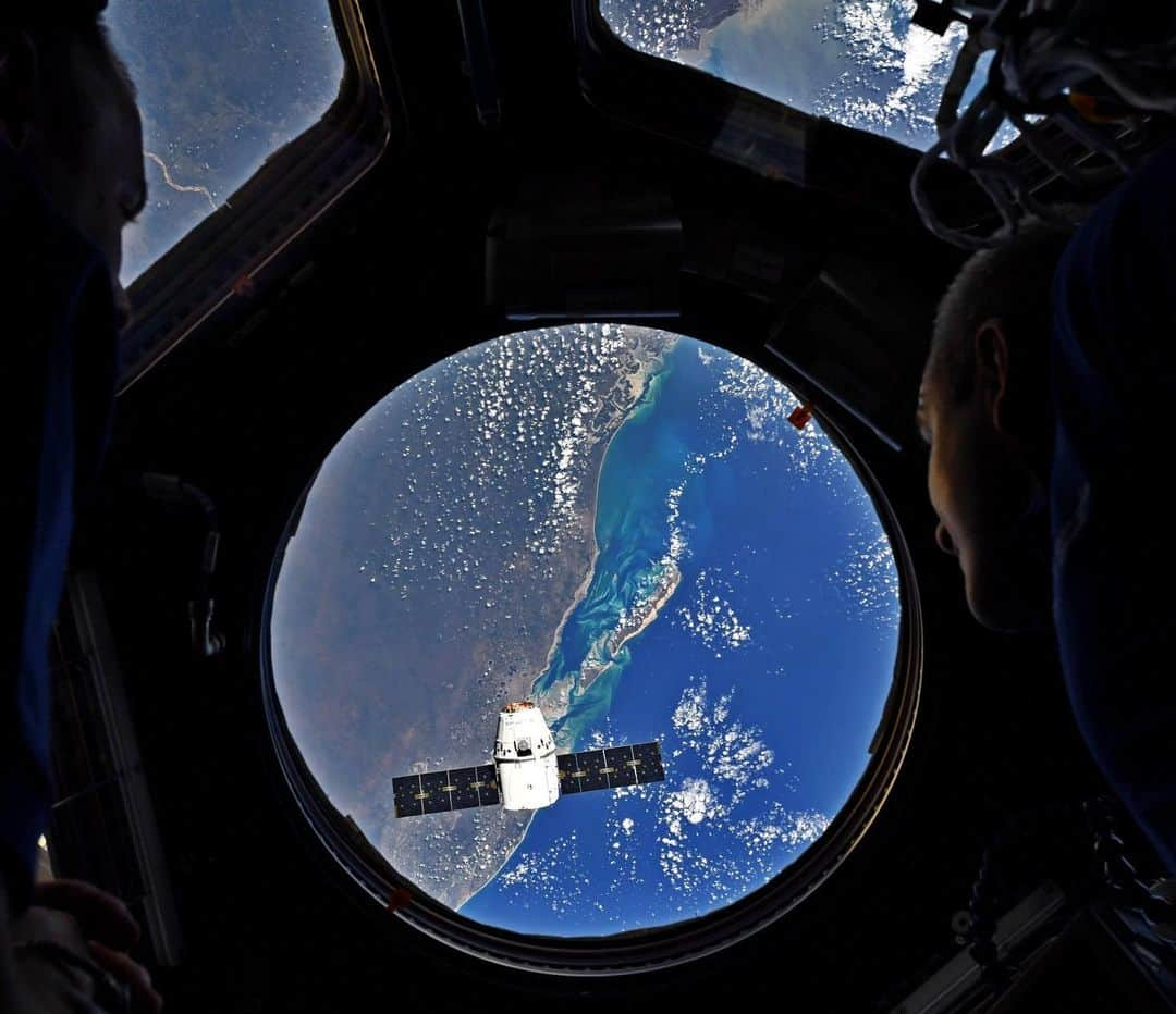 NASAさんのインスタグラム写真 - (NASAInstagram)「Teamwork makes the dream work!✨In this breathtaking view, astronauts Nick Hague (@AstroHague) and David Saint-Jacques (@AstroDavidS) watch @SpaceX’s Dragon spacecraft arrive to the International Space Station (@ISS) early this morning- the culmination of teamwork that included researchers, scientists, launch experts, meteorologists and many more. ⁣ ⁣ Image Credit: NASA/Christina Koch (@Astro_Christina) ⁣ ⁣ #NASA #Earth #SpaceX #Science #Teamwork #EarthViews #mondaymotivation」5月7日 5時29分 - nasa