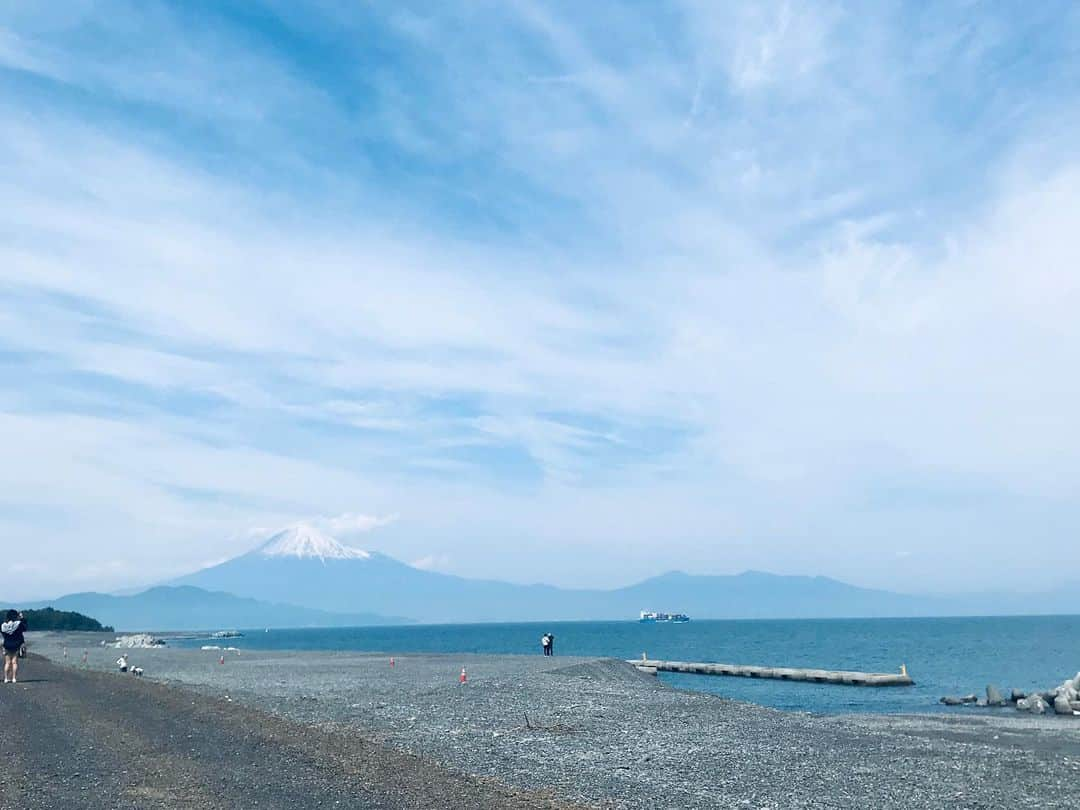 新井ひとみさんのインスタグラム写真 - (新井ひとみInstagram)「GWも終わり 今日から、「よし！頑張るぞぉ！」って気合い入れなきゃですね✨ ＊ そんなGWは、 私は家族と一緒に富士山にパワーをもらってきました✨ ＊ お天気も良くて、まるでがんばれぇ〜って応援してるみたいっ📣 ＊ 令和も始まったばかり✨ お母さんやファンの皆さんから令和の運気が牡羊座いいよぉ✨って 聞いたので運気が良くなるように自分から行動していい事に巡り会えたらいいなぁって思います🥺 ＊ 一緒に映ってるのは、 おばあちゃん❤️ 今、一緒に東京にいてくれてるんだぁ✨ すっごく心強い❤️ 昨日は、帰ったらギューーーーーーってしてもらいました☺️ ＊ 6.7枚目は、My Brother ♪♪ 少し見ない間にすーぐ大っきくなって本当可愛んですよねぇ✨ 姉バカになりそうです😂 ＊ さて、皆さん今日も一日 頑張りましょうねぇ♪♪」5月7日 5時34分 - hitomi_tokyogirlsstyle