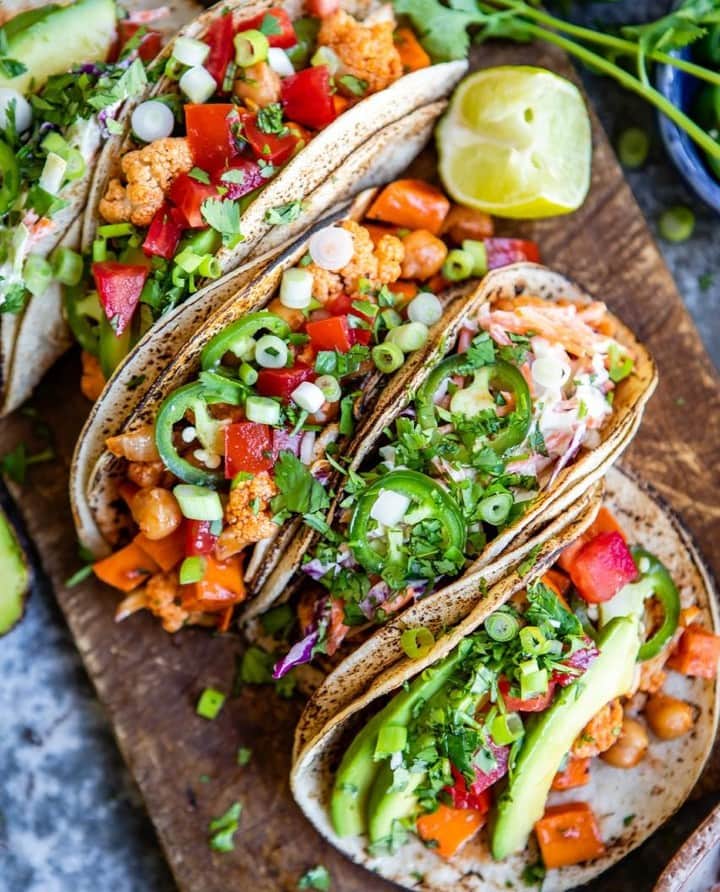 Simple Green Smoothiesさんのインスタグラム写真 - (Simple Green SmoothiesInstagram)「Still celebrating #cincodemayo? There's no reason to STOP, with our #vegan AUSTINITE TACOS 🌮. This recipe is straight from our NEW book, Simple Green Meals, + makes the perfect #meatlessmonday or #tacotuesday go-to. . Click our #linkinbio for the complete recipe!」5月7日 5時40分 - simplegreensmoothies