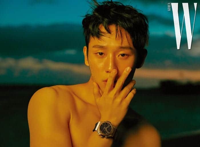 のインスタグラム：「Jung Hae In @holyhaein 💙 for W Korea March 2019. 📸 by Kim Hee June . . . . . .  #정해인 #JungHaeIn #koreanactor#oppa #추천멘토 #치위생사 #간호사 #직장인부업 #미용인 #미용 #연남동카페 #연남동맛집 #신혼여행 #신혼 #신혼부부 #おしゃれ #オシャレ #いいね返し #フォロー #韓国人 #韓国 #セルカ #自撮り #ファッション #フォ」