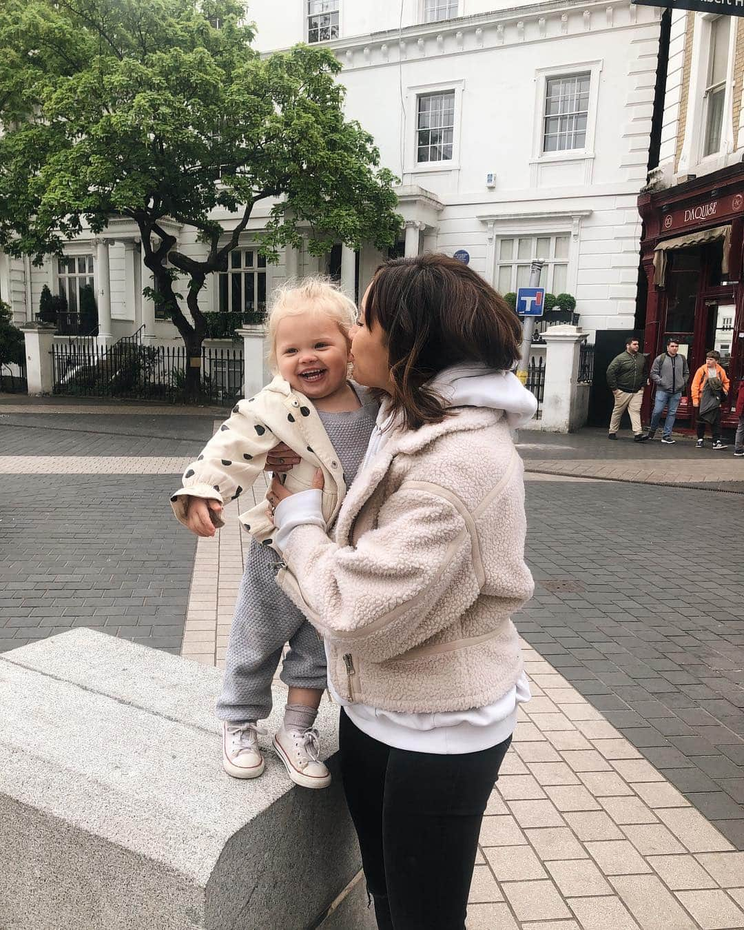 サマンサ・マリアさんのインスタグラム写真 - (サマンサ・マリアInstagram)「My favourite days are our family days, taking Indie to new places & seeing her little face while she discovers new things ♥️ This weekend we took her to the science museum (and I vlogged it too!) I love my little baggins ✨」5月7日 5時43分 - sammimaria