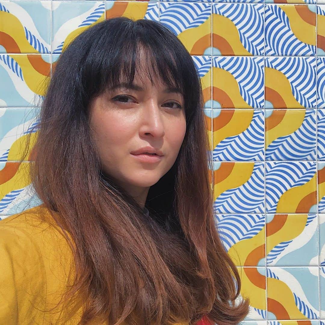 フリーディアのインスタグラム：「Happy Monday Friends! Feeling pumped for another great week! Anyone else spot the coffee cup in #got last night?? P.S new video is out about hair care!!#ihaveathingforwalls  ハッピーマンデー！月曜日だからまた今週頑張ろう〜！みんなは良い週末を過ごしましたか？ #monday #mondaymotivation #newvideo #video #haircare #hair #grayhair #roots #revlon #liveboldly #seeyouneverroots」
