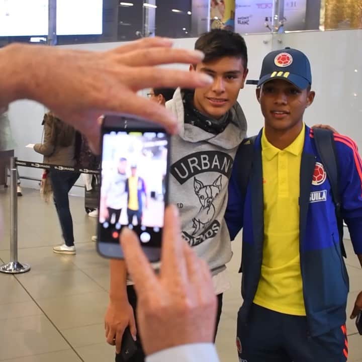 サッカー コロンビア代表チームのインスタグラム：「‪Así se despidió la Sub20, partiendo hacia la Copa Mundial de la FIFA Polonia 2019. 👋🏼🛫 #RumboAlSueño‬」