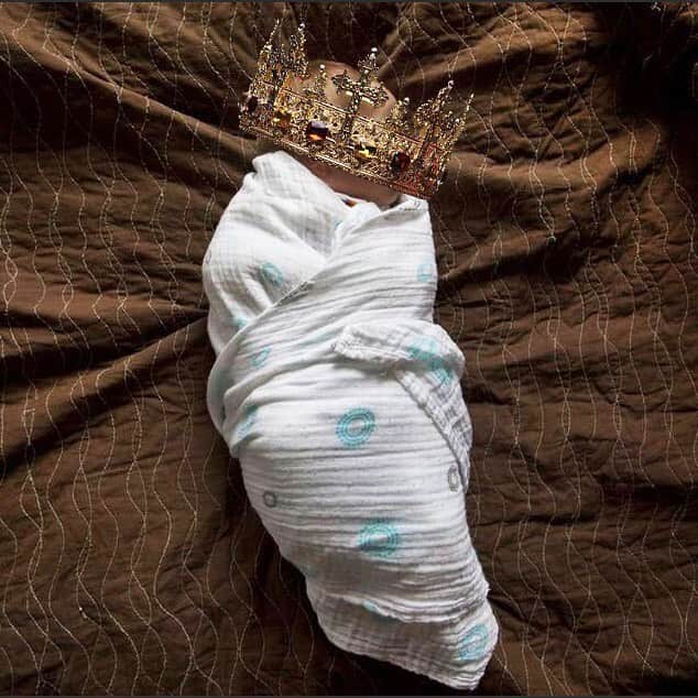 エレン・デジェネレスさんのインスタグラム写真 - (エレン・デジェネレスInstagram)「I got the first photo of the royal baby! He looks just like his great grandma.」5月7日 5時52分 - ellendegeneres