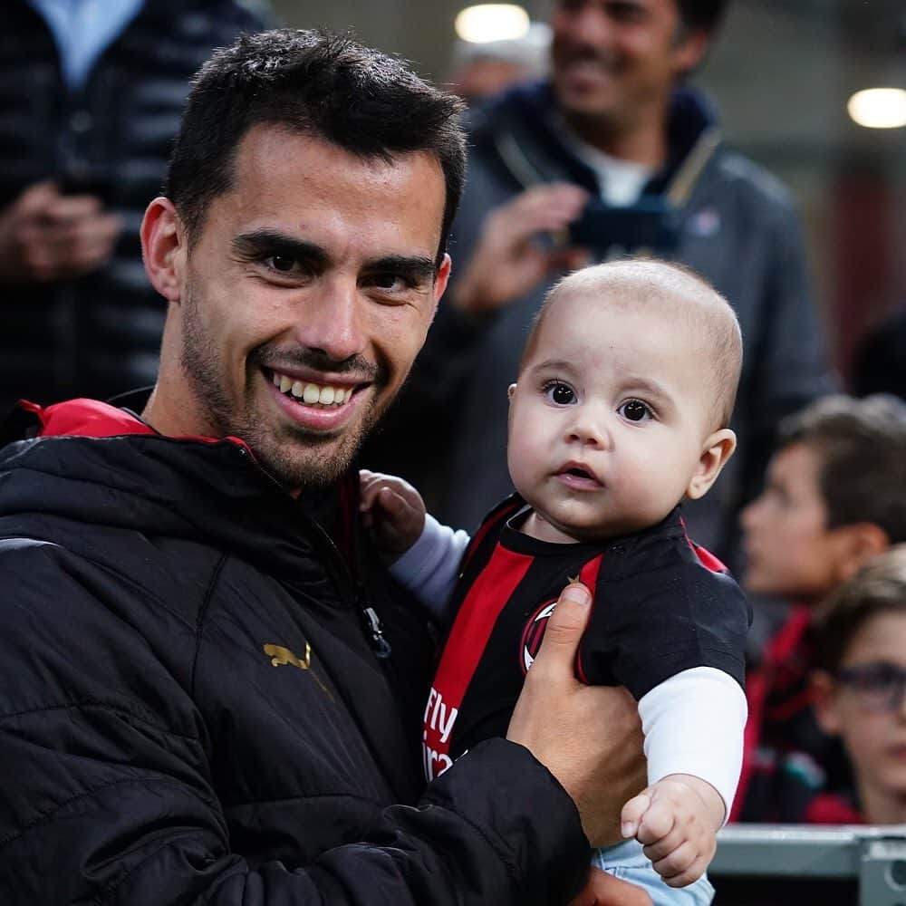 ACミランさんのインスタグラム写真 - (ACミランInstagram)「Welcome home, Alessio! ❤️🖤 Benvenuto a San Siro, Suso jr ❤️🖤 #MilanBologna #ForzaMilan」5月7日 5時55分 - acmilan