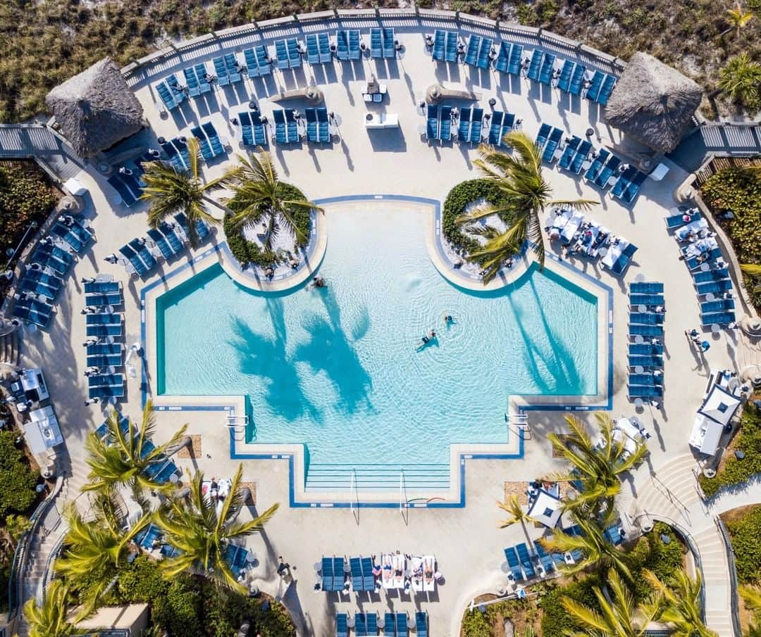 リッツ・カールトンさんのインスタグラム写真 - (リッツ・カールトンInstagram)「Dive into cool blues as you soak in the sunshine during an escape to paradise at The Ritz-Carlton, #Sarasota. #Florida #FL #GulfCoast #sunshinestate #LidoKey #sunseekers #pool #palmtrees #poolside #swimmingpool #sunshine #escape #serenity #retreat #paradise #aerialphotography #birdseyeview #travel #travelgram #Instatravel #traveldiaries #RCPartner via – @TreyRatcliff」5月7日 6時00分 - ritzcarlton