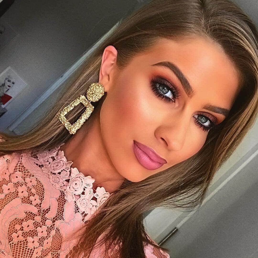 Too Facedさんのインスタグラム写真 - (Too FacedInstagram)「@moniqueabelmakeup adds a JUICY glow to her look with our It's Bananas Banana Powder and Pineapple Strobing Bronzer! ✨ #regram #toofacedtutti #toofaced」5月7日 6時01分 - toofaced