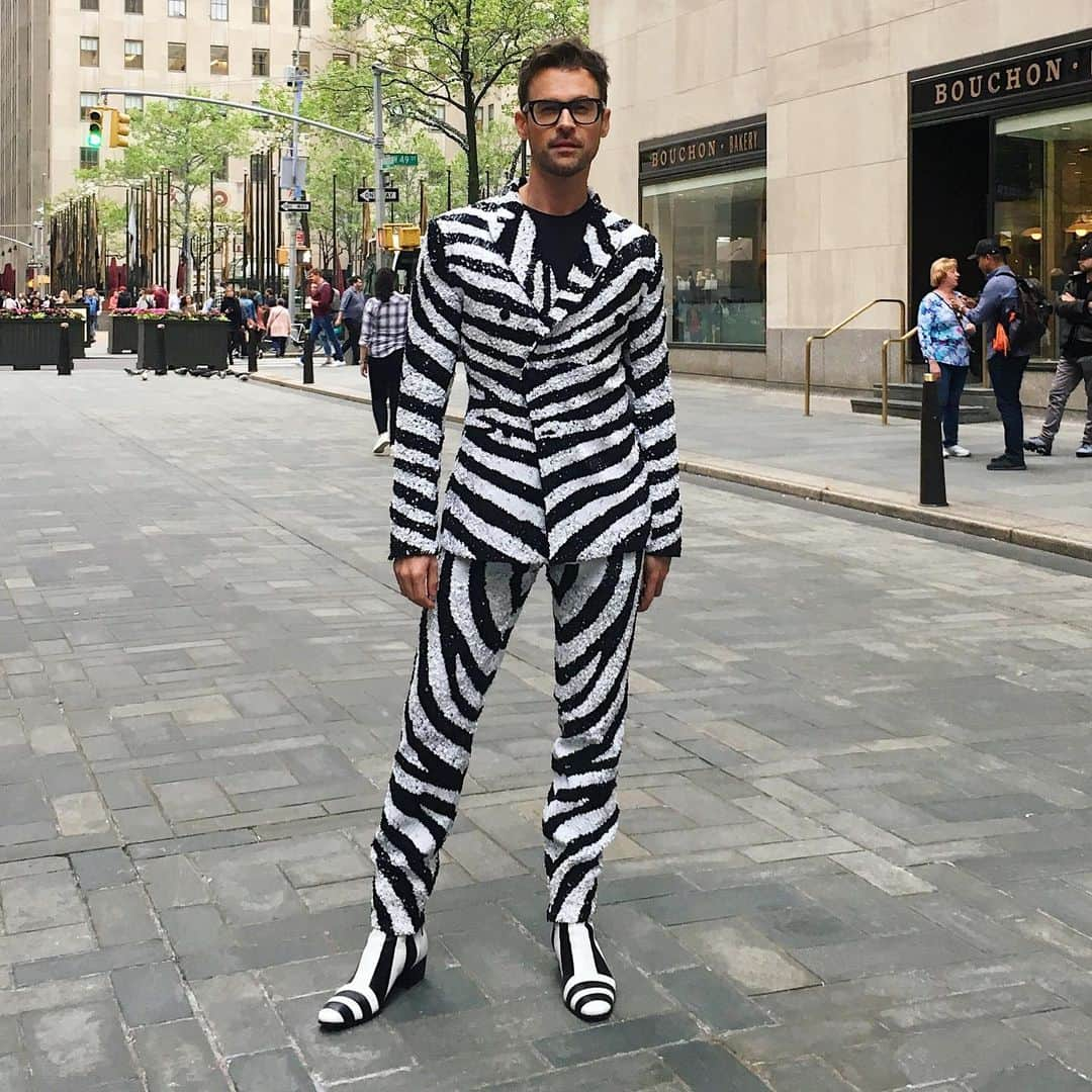 ブラッド・ゴレスキーさんのインスタグラム写真 - (ブラッド・ゴレスキーInstagram)「Zebrad 🦓 #metgala #camp  Suit by @moschino  Boots by @louboutinhomme  Grooming @carrielamarca」5月7日 6時05分 - bradgoreski