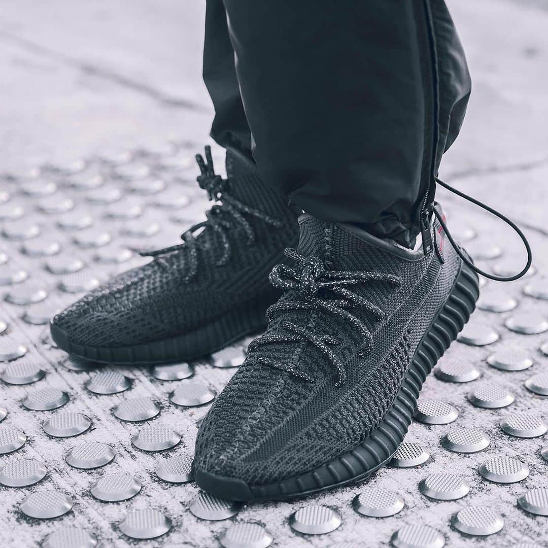 Sneaker Newsさんのインスタグラム写真 - (Sneaker NewsInstagram)「Peep the upcoming adidas Yeezy Boost 350 v2 “Black” on feet. Are these a must? For a closer look, tap the link in our bio.」5月7日 6時14分 - sneakernews