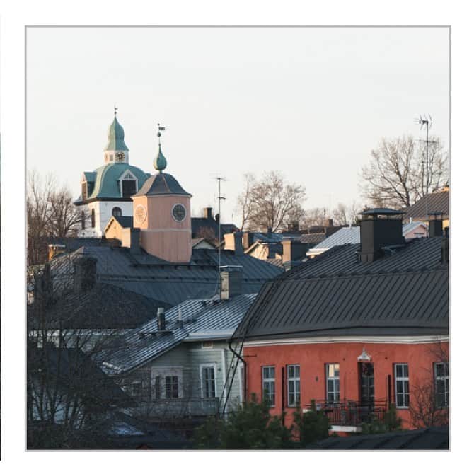 スオミの旦那と一生一笑さんのインスタグラム写真 - (スオミの旦那と一生一笑Instagram)「ヘルシンキからバスで1時間！お隣の観光都市ポルヴォーへ行ってきました😍 -今回のポルヴォー観光トリップは、Porvoo観光局 @visitporvoo  の提供です。 . ポルヴォーはフィンランドで2番目に古い街🇫🇮 @suomi.isshoissho . 川沿いに並ぶ赤い倉庫群、色鮮やかでキュートな家々のショッピング通り、そして歴史を感じるリンナマキなど、有名な観光スポットが集まる旧市街がとっても魅力的。 . 今回漫画では、ポルヴォーのご当地グルメ、ルーネベルグタルトを紹介しています。また、ブログではルーネベルグタルトの誕生秘話も… . 現在ポルヴォーのブログは、 私たちの過ごした旅日記と、行き方ブログ、 観光名所14選をリストアップした別記事などなど😉 情報も合わせた記事を公開中ー！手作りマップも合わせてぜひご覧くださいませ💓 @suomi.isshoissho . ヘルシンキしか行くつもりじゃなかったけど… というあなたも、きっと一度行けば虜になる街です。 . おっと！それから、ポルヴォーの行き方ブログも早速公開しました！！ 乗り方から切符の買い方まで掲載しているのでひとり旅の人もきっと安心☺️💓 そういう調べ物はわたしのブログに任せて✌️ たっぷり不安なくフィンランドを満喫してください☺️ #ポルヴォー#porvoo#visitporvoo #日帰り旅行 #フィンランド#北欧#ヘルシンキ#ポルボー#旧市街#runeberg #ルーネベリタルト #ルーネベルグタルト #イラスト#旅日記#4コマ漫画」5月7日 6時23分 - suomi.isshoissho