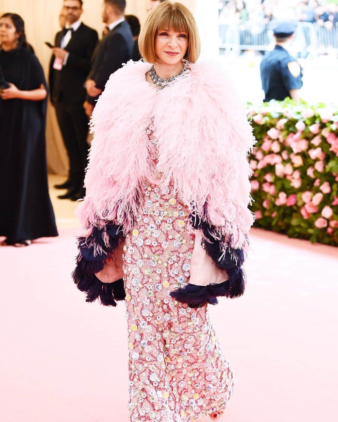 WHO WHAT WEARさんのインスタグラム写真 - (WHO WHAT WEARInstagram)「Anna kicking things off on the pink carpet 👑 #MetGala photo: getty images」5月7日 6時25分 - whowhatwear