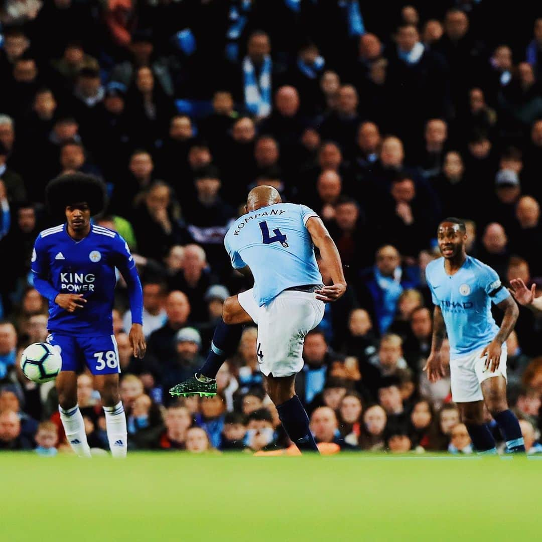 ラヒーム・スターリングさんのインスタグラム写真 - (ラヒーム・スターリングInstagram)「My face screaming "NOOOO VINNY WHY U DO THIS" so hard 😂😂😂 what a hit boi !!! Captain Incredible 💙 @vincentkompany」5月7日 6時25分 - sterling7