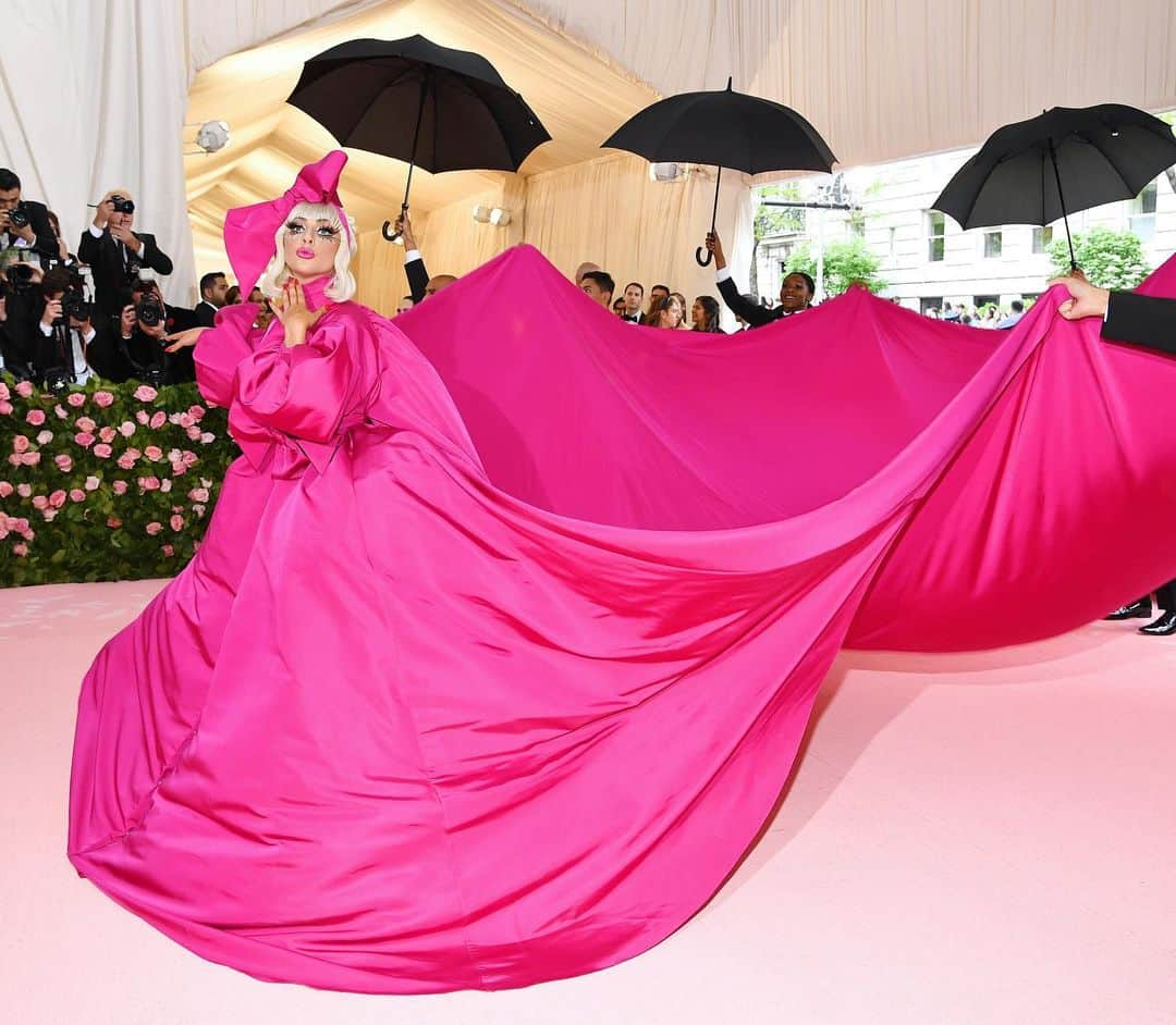 Teen Vogueさんのインスタグラム写真 - (Teen VogueInstagram)「@ladygaga has kicked off the #MetGala carpet like ONLY #LadyGaga can! 💕」5月7日 6時33分 - teenvogue